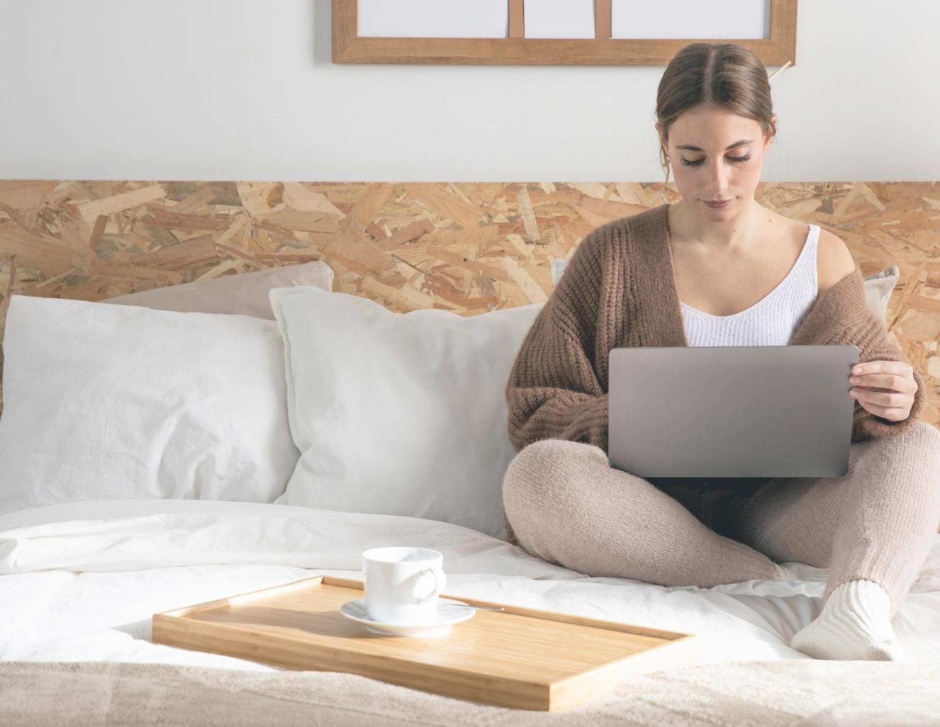 Espacio de trabajo moderno con análisis financiero